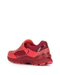 rote Sportschuhe von Asics