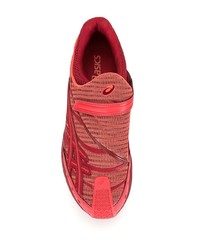 rote Sportschuhe von Asics