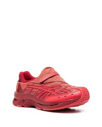 rote Sportschuhe von Asics