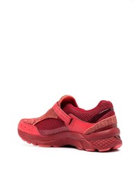 rote Sportschuhe von Asics