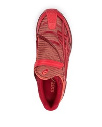 rote Sportschuhe von Asics