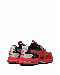 rote Sportschuhe von Asics