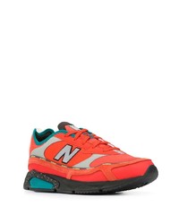 rote Sportschuhe von New Balance