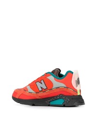 rote Sportschuhe von New Balance