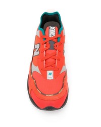 rote Sportschuhe von New Balance