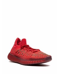 rote Sportschuhe von adidas YEEZY