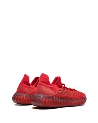 rote Sportschuhe von adidas YEEZY