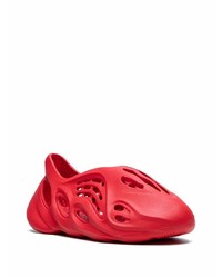 rote Sportschuhe von adidas YEEZY