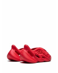 rote Sportschuhe von adidas YEEZY