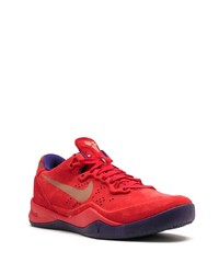 rote Sportschuhe von Nike