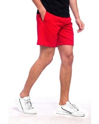 rote Sportshorts von Tom Barron