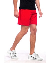 rote Sportshorts von Tom Barron