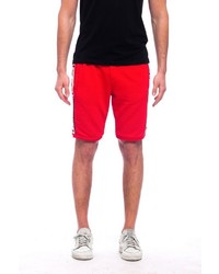 rote Sportshorts von Tom Barron