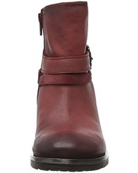 rote Stiefel von Bugatti