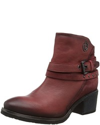 rote Stiefel von Bugatti