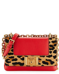 rote Taschen mit Leopardenmuster