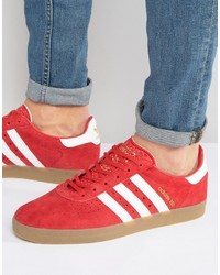 rote Turnschuhe von adidas