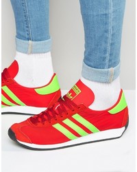 rote Turnschuhe von adidas