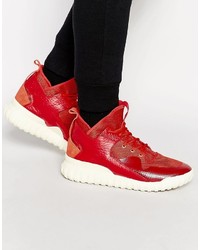 rote Turnschuhe von adidas