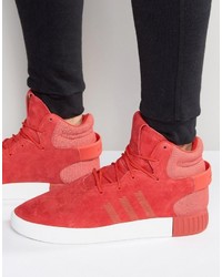 rote Turnschuhe von adidas