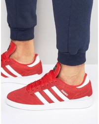 rote Turnschuhe von adidas