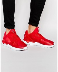 rote Turnschuhe von adidas