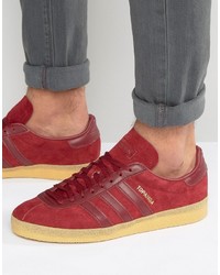 rote Turnschuhe von adidas