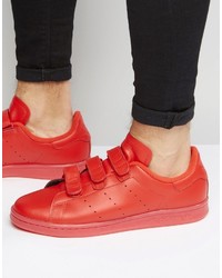 rote Turnschuhe von adidas