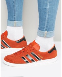 rote Turnschuhe von adidas