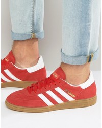 rote Turnschuhe von adidas