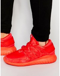 rote Turnschuhe von adidas