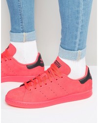 rote Turnschuhe von adidas