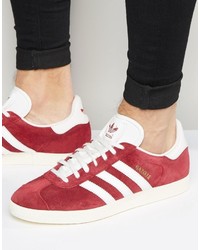 rote Turnschuhe von adidas