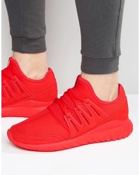 rote Turnschuhe von adidas