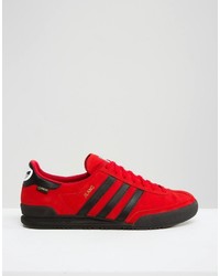 rote Turnschuhe von adidas