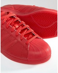 rote Turnschuhe von adidas