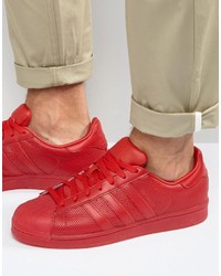 rote Turnschuhe von adidas