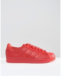 rote Turnschuhe von adidas