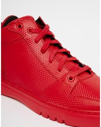 rote Turnschuhe von Creative Recreation