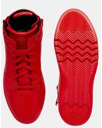 rote Turnschuhe von Creative Recreation