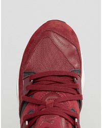 rote Turnschuhe von Puma