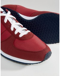 rote Turnschuhe von Le Coq Sportif