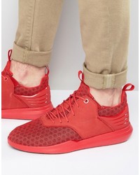 rote Turnschuhe von Creative Recreation