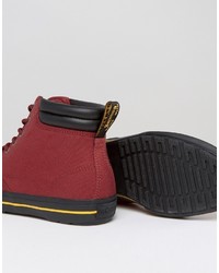 rote Turnschuhe von Dr. Martens