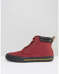 rote Turnschuhe von Dr. Martens