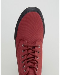 rote Turnschuhe von Dr. Martens