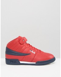 rote Turnschuhe von Fila