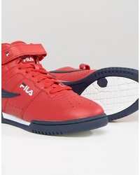 rote Turnschuhe von Fila