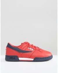 rote Turnschuhe von Fila