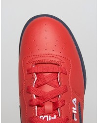 rote Turnschuhe von Fila